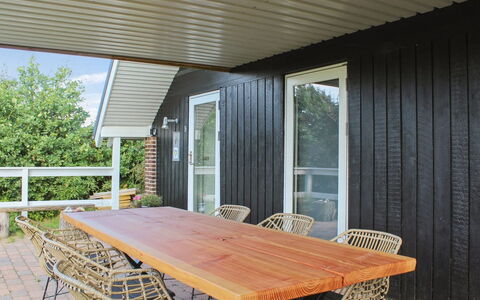 Rawald - 200M from the Sea: Huis, Huis, Deur, Dak, Verblijf, Landgoed, Tuin, Schaduw, Siding, Werf