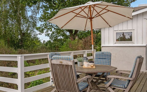 Frauke - 1Km from the Sea: Hout, Huis, Veranda, Dek, Hardwood, Dak, Beits, Houten Vloer, Eco Hotel