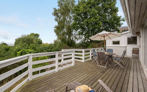Frauke - 1Km from the Sea: Hout, Huis, Veranda, Dek, Hardwood, Dak, Beits, Houten Vloer, Eco Hotel