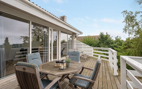 Frauke - 1Km from the Sea: Hout, Huis, Veranda, Dek, Hardwood, Dak, Beits, Houten Vloer, Eco Hotel