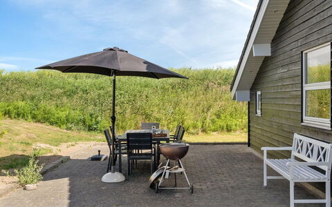 Bitha - 400M from the Sea: Dak, Huis, Land Lot, Huis, Verblijf, Landgoed, Garden Gebouwen, Schaduw, Blokhut, Landscaping