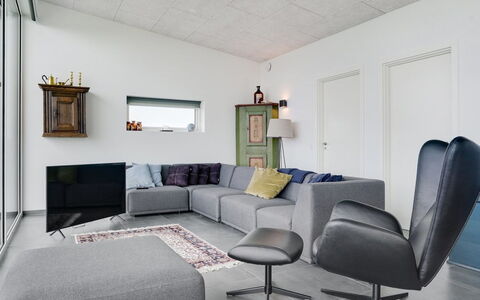 Anniina - 200M from the Sea: Meubilair, Interieur Ontwerp, Flooring, Bankstel, Verdieping, Woonkamer, Huis, Kamer, Appartement, Verlichting