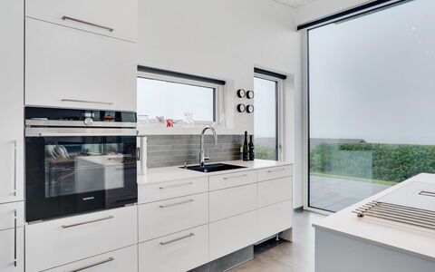 Anniina - 200M from the Sea: Keuken, Countertop, Interieur Ontwerp, Toestel Van De Keuken, Flooring, Cabinetry, Plafond, Huishoudapparatuur, Verdieping, Major Appliance
