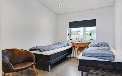 Anniina - 200M from the Sea: Verdieping, Flooring, Plafond, Slaapkamer, Interieur Ontwerp, Bed, Kamer, Bed Frame, Bedding