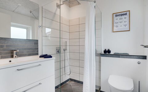Anniina - 200M from the Sea: Flooring, Verdieping, Interieur Ontwerp, Loodgieterswerkinrichting, Badkamer, Tegel, Loodgieter, Badkamerkast, Samengesteld Materiaal, Toilet