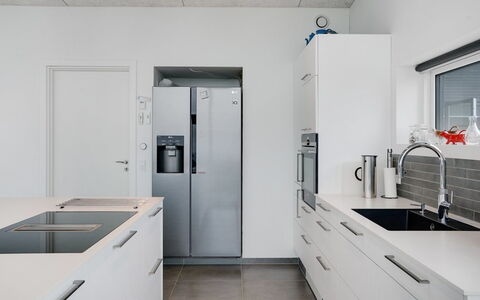 Anniina - 200M from the Sea: Keuken, Countertop, Toestel Van De Keuken, Flooring, Major Appliance, Cabinetry, Interieur Ontwerp, Hout, Verdieping, Meubilair