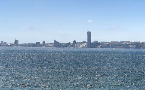 Anniina - 200M from the Sea: Blauw, Watervoorraden, Dag, Zwemwater, Horizon, Stad, Wolkenkrabber, Waterweg, Zee