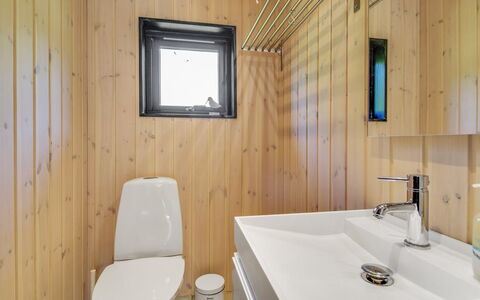 Rufina - 850M from the Sea: Flooring, Hout, Loodgieterswerkinrichting, Verdieping, Interieur Ontwerp, Plafond, Wastafel In De Badkamer, Badkamer, Wastafel, Kamer