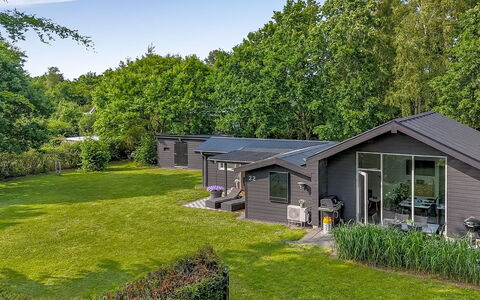 Sunja - 450M from the Sea: Blauw, Struik, Verblijf, Groundcover, Tuin, Landgoed, Schaduw, Landscaping, Boerderij, Eco Hotel