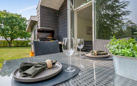 Sunja - 450M from the Sea: Blauw, Struik, Verblijf, Groundcover, Tuin, Landgoed, Schaduw, Landscaping, Boerderij, Eco Hotel