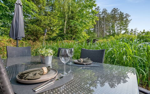 Sunja - 450M from the Sea: Blauw, Struik, Verblijf, Groundcover, Tuin, Landgoed, Schaduw, Landscaping, Boerderij, Eco Hotel