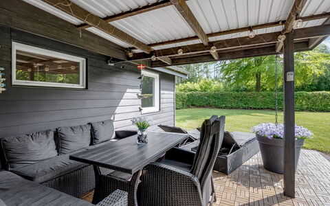 Sunja - 450M from the Sea: Blauw, Struik, Verblijf, Groundcover, Tuin, Landgoed, Schaduw, Landscaping, Boerderij, Eco Hotel