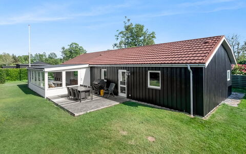 Mainart - 200M from the Sea: Hout, Huis, Veranda, Dek, Hardwood, Dak, Beits, Houten Vloer, Eco Hotel