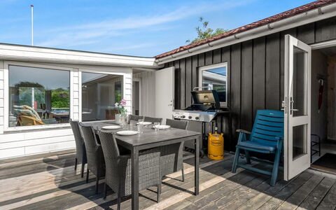 Mainart - 200M from the Sea: Hout, Huis, Veranda, Dek, Hardwood, Dak, Beits, Houten Vloer, Eco Hotel