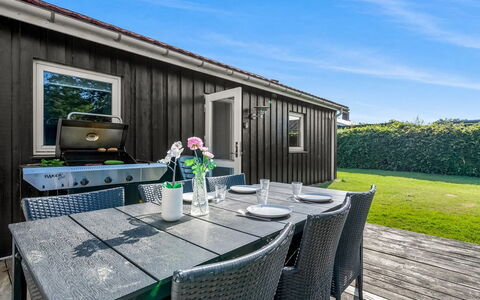 Mainart - 200M from the Sea: Hout, Huis, Veranda, Dek, Hardwood, Dak, Beits, Houten Vloer, Eco Hotel