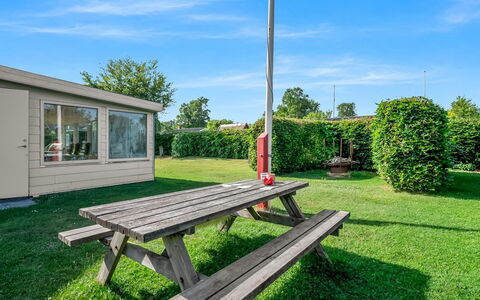 Mainart - 200M from the Sea: Hout, Huis, Veranda, Dek, Hardwood, Dak, Beits, Houten Vloer, Eco Hotel