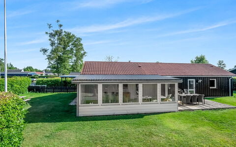 Mainart - 200M from the Sea: Hout, Huis, Veranda, Dek, Hardwood, Dak, Beits, Houten Vloer, Eco Hotel