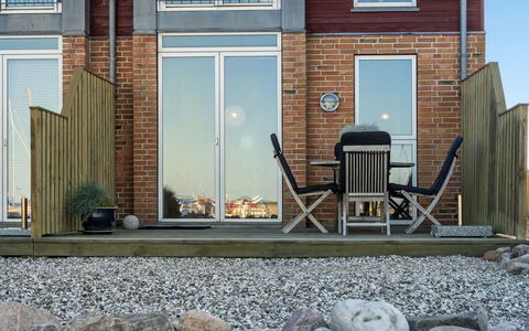 Line - 10M from the Sea: Huis, Dak, Huis, Verblijf, Schuur, Garden Gebouwen, Siding, Werf, Blokhut, Hut