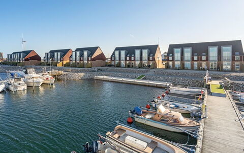 Line - 10M from the Sea: Huis, Dak, Huis, Verblijf, Schuur, Garden Gebouwen, Siding, Werf, Blokhut, Hut