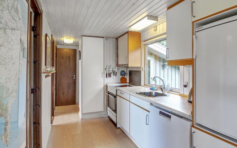 Ludewiga - 350M from the Sea: Hout, Flooring, Interieur Ontwerp, Plafond, Countertop, Keuken, Verdieping, Major Appliance, Toestel Van De Keuken, Cabinetry