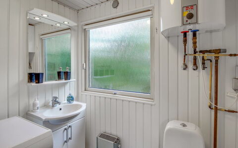 Ludewiga - 350M from the Sea: Loodgieterswerkinrichting, Loodgieter, Toilet, Badkamer, Wastafel, Kraan, Wc Bril, Daylighting