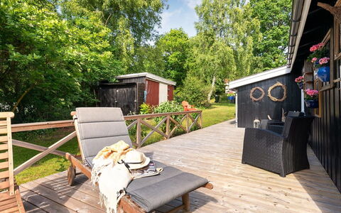 Reika - 1Km from the Sea: Hout, Meubilair, Hardwood, Verblijf, Dek, Plank, Beits, Houten Vloer, Schaduw, Tuin