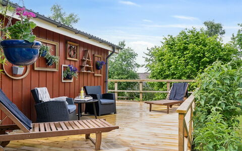 Reika - 1Km from the Sea: Hout, Meubilair, Bloempot, Hardwood, Buitenmeubels, Beits, Veranda, Dek, Houten Vloer