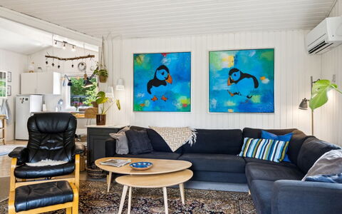 Reika - 1Km from the Sea: Meubilair, Bankstel, Interieur Ontwerp, Woonkamer, Flooring, Verdieping, Kamer, Fotolijst, Huis