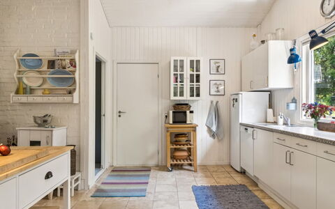 Reika - 1Km from the Sea: Keuken, Toestel Van De Keuken, Major Appliance, Flooring, Interieur Ontwerp, Hout, Meubilair, Countertop, Cabinetry, Verdieping