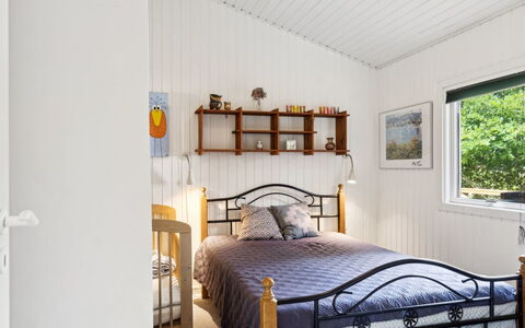 Reika - 1Km from the Sea: Slaapkamer, Bed, Interieur Ontwerp, Meubilair, Hout, Bedding, Laken, Plafond, Verdieping, Flooring