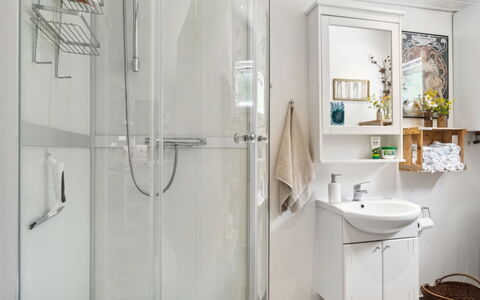 Reika - 1Km from the Sea: Badkamer, Loodgieterswerkinrichting, Wastafel In De Badkamer, Interieur Ontwerp, Wastafel, Flooring, Verdieping, Badkamerkast, Kraan, Loodgieter