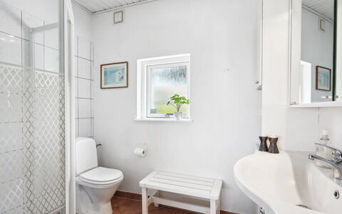 Annabeth - 300M to the Fjord: Flooring, Loodgieterswerkinrichting, Verdieping, Interieur Ontwerp, Badkamer, Plafond, Toilet, Loodgieter, Wastafel, Kamer