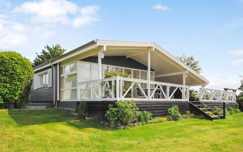 Annabeth - 300M to the Fjord: Veranda, Verblijf, Landgoed, Siding, Hardwood, Dek, Outdoor Structuur, Boerderij, Garden Gebouwen
