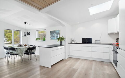 Annabeth - 300M to the Fjord: Flooring, Meubilair, Interieur Ontwerp, Keuken, Verdieping, Houten Vloer, Countertop, Hout, Cabinetry, Plafond