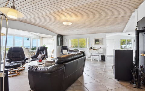 Annabeth - 300M to the Fjord: Interieur Ontwerp, Flooring, Plafond, Hout, Bankstel, Meubilair, Verdieping, Woonkamer, Verlichting, Huis