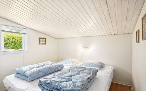 Annabeth - 300M to the Fjord: Hout, Slaapkamer, Plafond, Bed, Verdieping, Interieur Ontwerp, Flooring, Laken, Bedding, Huis
