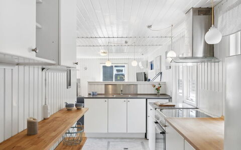 Self - 400M to the Fjord: Keuken, Countertop, Interieur Ontwerp, Hout, Plafond, Toestel Van De Keuken, Flooring, Lichte Inrichting, Cabinetry, Major Appliance