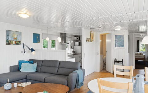 Self - 400M to the Fjord: Hout, Interieur Ontwerp, Flooring, Plafond, Meubilair, Verdieping, Woonkamer, Huis, Bankstel, Kamer