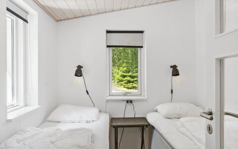Self - 400M to the Fjord: Muur, Hout, Slaapkamer, Bed, Plafond, Interieur Ontwerp, Verdieping, Bedding, Laken, Bed Frame