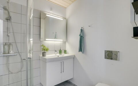 Self - 400M to the Fjord: Interieur Ontwerp, Flooring, Loodgieterswerkinrichting, Muur, Verdieping, Wastafel In De Badkamer, Badkamer, Plafond, Wastafel, Badkamerkast
