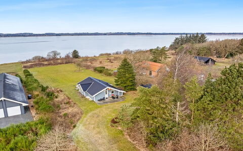 Arleta - 250M to the Fjord: Blauw, Struik, Verblijf, Groundcover, Tuin, Landgoed, Schaduw, Landscaping, Boerderij, Eco Hotel
