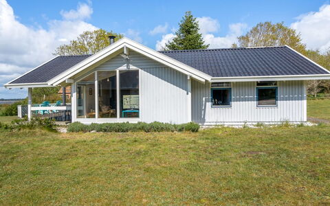 Arleta - 250M to the Fjord: Blauw, Struik, Verblijf, Groundcover, Tuin, Landgoed, Schaduw, Landscaping, Boerderij, Eco Hotel