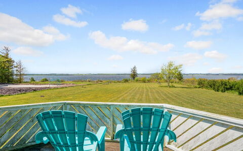 Arleta - 250M to the Fjord: Blauw, Struik, Verblijf, Groundcover, Tuin, Landgoed, Schaduw, Landscaping, Boerderij, Eco Hotel
