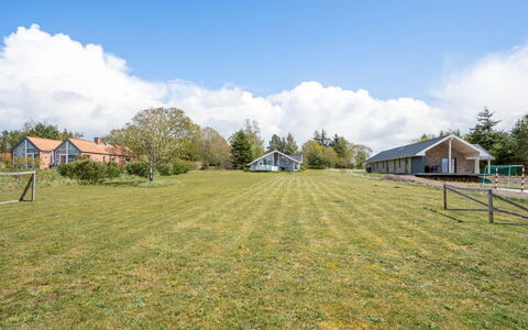 Arleta - 250M to the Fjord: Blauw, Struik, Verblijf, Groundcover, Tuin, Landgoed, Schaduw, Landscaping, Boerderij, Eco Hotel