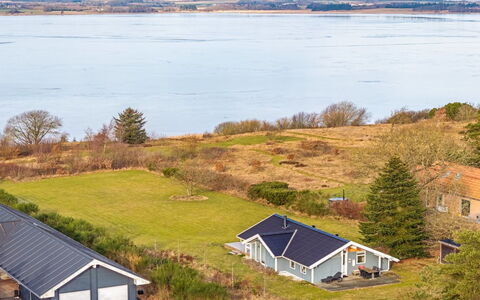 Arleta - 250M to the Fjord: Blauw, Struik, Verblijf, Groundcover, Tuin, Landgoed, Schaduw, Landscaping, Boerderij, Eco Hotel