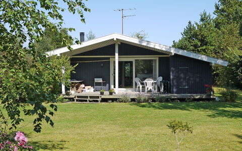 Menard - 400M from the Sea: Blauw, Struik, Verblijf, Groundcover, Tuin, Landgoed, Schaduw, Landscaping, Boerderij, Eco Hotel