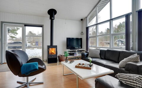 Aiden - 300M from the Sea: Flooring, Meubilair, Woonkamer, Interieur Ontwerp, Verdieping, Bankstel, Huis, Haard, Kamer, Plafond