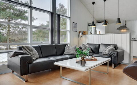Aiden - 300M from the Sea: Meubilair, Interieur Ontwerp, Bankstel, Hout, Flooring, Plafond, Woonkamer, Verlichting, Verdieping