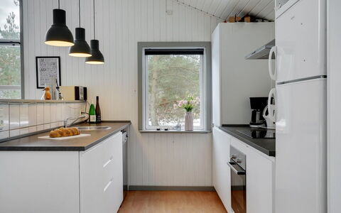 Aiden - 300M from the Sea: Keuken, Countertop, Toestel Van De Keuken, Hout, Interieur Ontwerp, Flooring, Plafond, Gootsteen, Huishoudapparatuur, Major Appliance