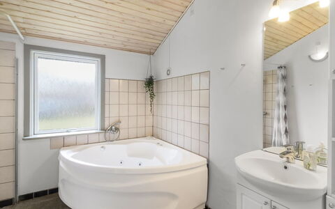 Aiden - 300M from the Sea: Loodgieterswerkinrichting, Plafond, Hout, Interieur Ontwerp, Flooring, Verdieping, Bad, Badkamer, Kamer, Loodgieter